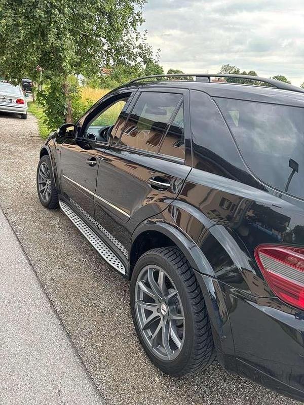 Schwarz Gebraucht 2007 Mercedes ML63 AMG AMG SUV | 20.000 € (Fairer Preis) - Bild 1/4