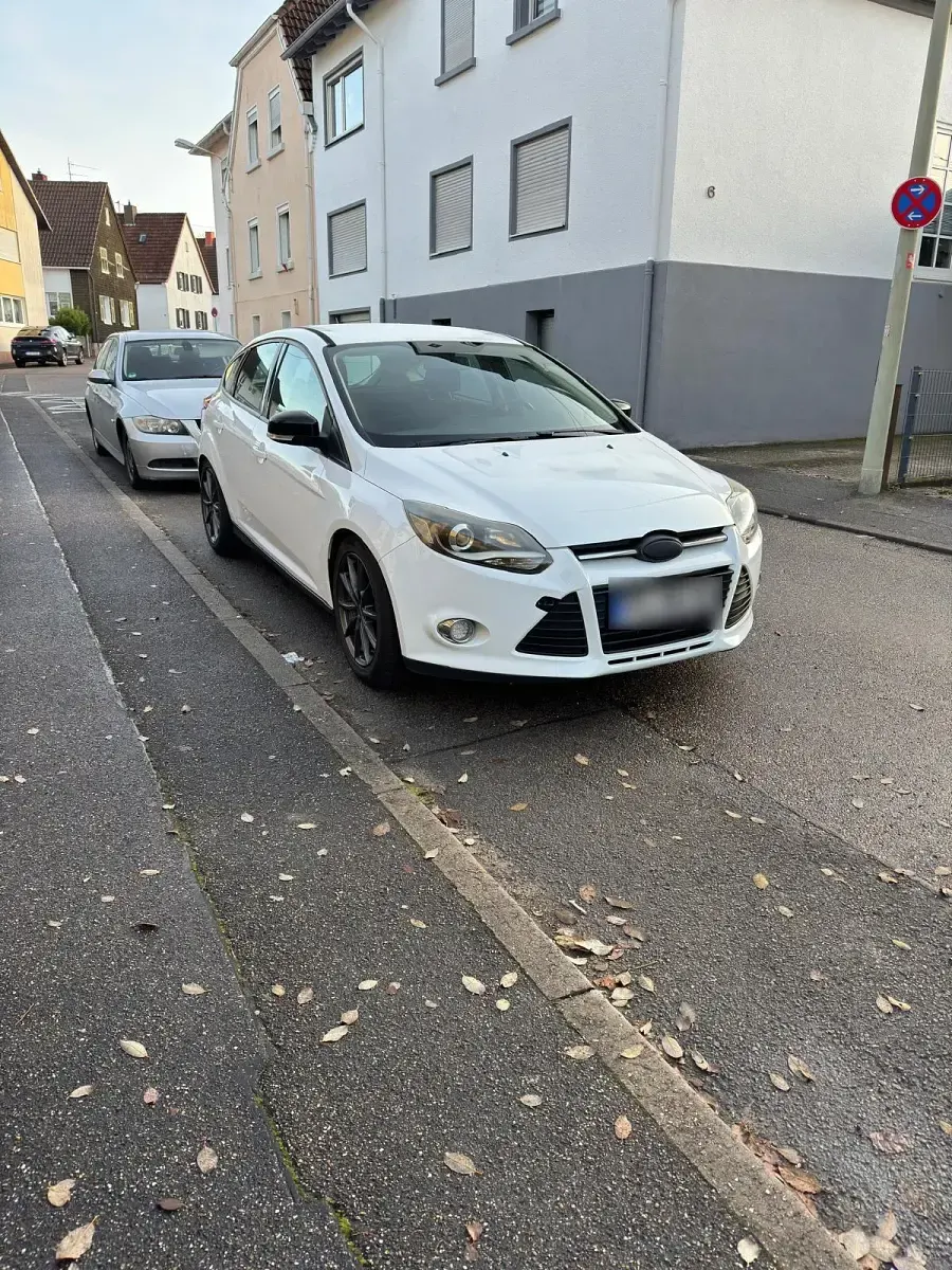 Gebraucht Ford Focus 85 PS (62 kW) 2012 Weiß Limousine
