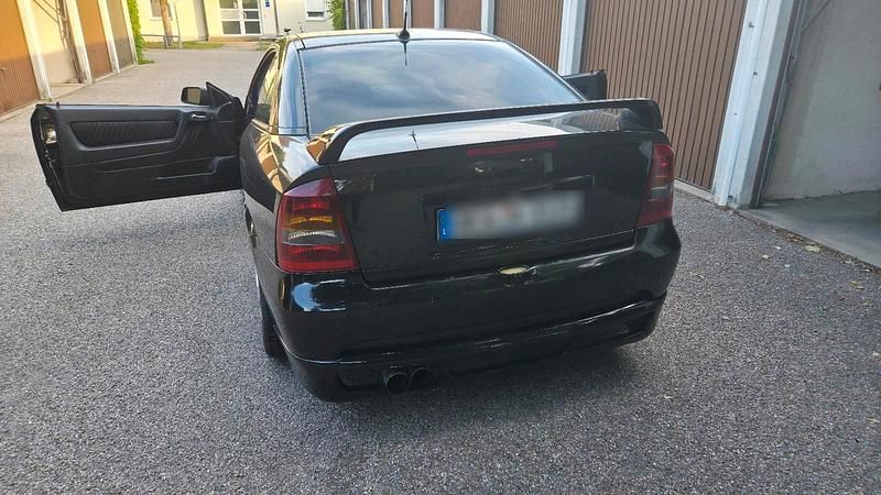 Schwarz Gebraucht 2004 Opel Astra Coupé | 2.500 € (Etwas zu teuer) - Bild 1/4