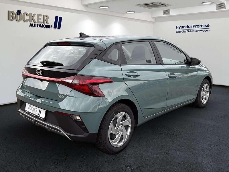 Gebraucht Hyundai i20 Select 79 PS (58 kW) 2025 Mangrove green Kleinwagen