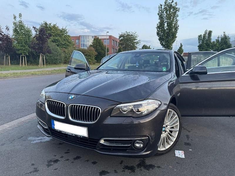 Grau Gebraucht 2015 BMW 520 Luxury Line Limousine | 17.400 € (Etwas zu teuer) - Bild 1/4