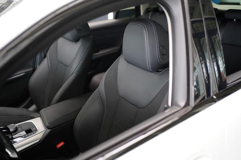 Gebraucht BMW 330e Sport Line 184 PS (135 kW) 2022 Weiß Limousine