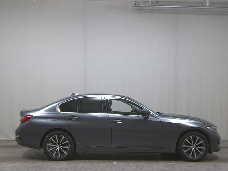 Grau Gebraucht 2020 BMW 318 Luxury Line Limousine | 18.880 € (Superpreis) - Bild 1/4