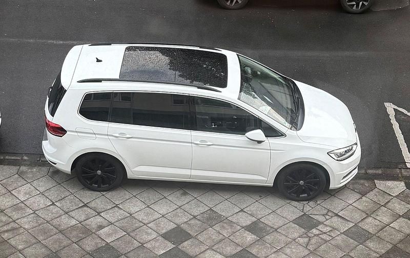 Weiß Gebraucht 2016 VW Touran Highline Van / Kleinbus | 17.900 € (Superpreis) - Bild 1/4