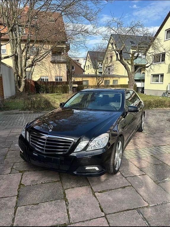 Gebraucht Mercedes E220 Avantgarde 170 PS (125 kW) 2010 Schwarz Limousine