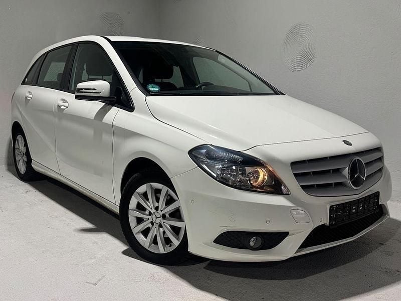 Weiß Gebraucht 2012 Mercedes B180 Van / Kleinbus | 8.990 € (Superpreis) - Bild 1/4