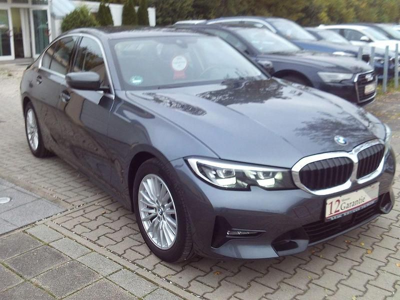 Grau Gebraucht 2020 BMW 318 Sport Line Limousine | 26.500 € (Fairer Preis) - Bild 1/4