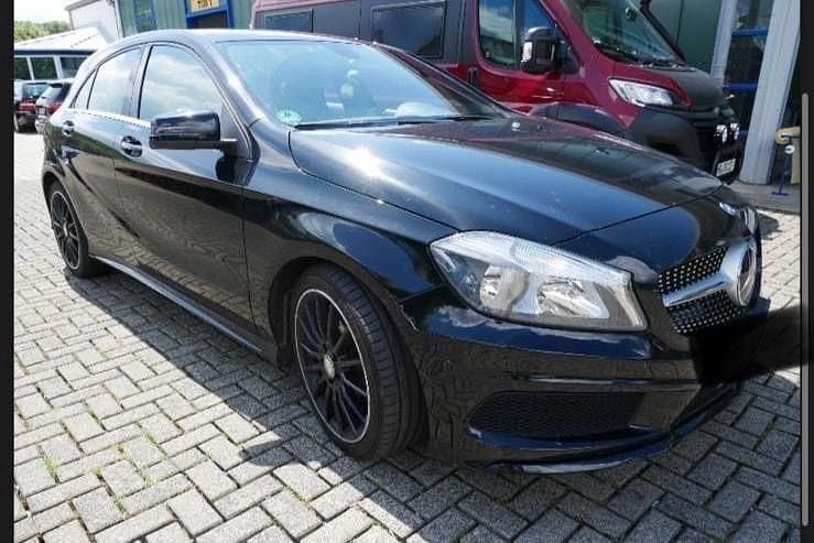 Schwarz Gebraucht 2015 Mercedes A180 AMG line Limousine | 11.400 € (Guter Preis) - Bild 1/4