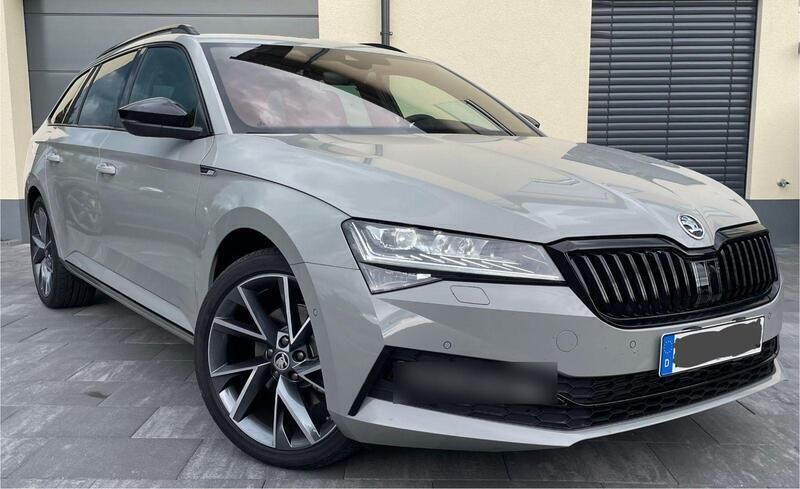 Grau Gebraucht 2024 Skoda Superb Kombi | 41.950 € (Fairer Preis) - Bild 1/4