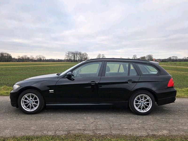 Gebraucht BMW 320 184 PS (135 kW) 2012 Schwarz Kombi
