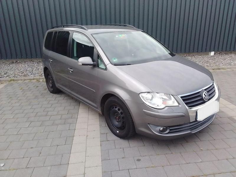 Braun Gebraucht 2007 VW Touran Conceptline Van / Kleinbus | 2.600 € (Fairer Preis) - Bild 1/4