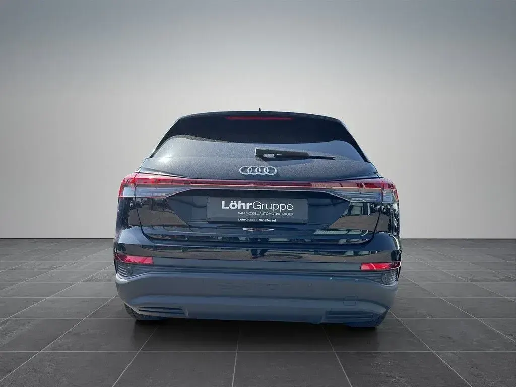 Gebraucht Audi Q4 e-tron Ambiente 150 kW (204 PS) 2023 Mythosschwarz metallic SUV