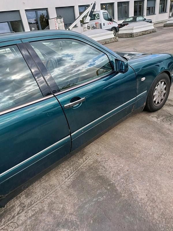 Gebraucht Mercedes E200 136 PS (100 kW) 1998 Grün Limousine