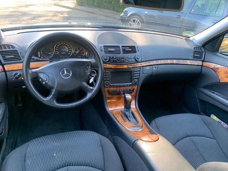Second-hand Mercedes E320 Elegance 224 CP (164 kW) 2006 Albastru Berlinǎ