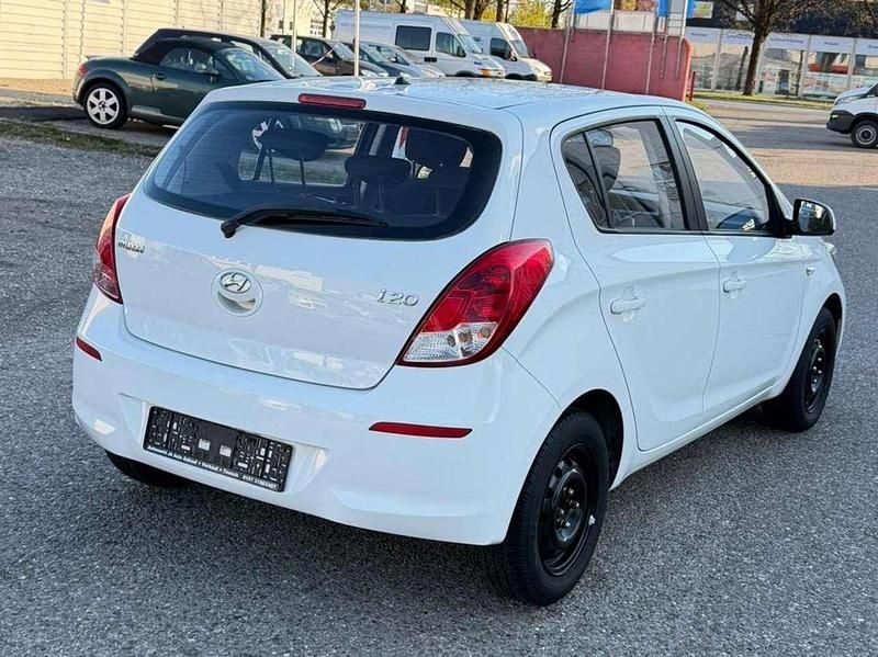 Gebraucht Hyundai i20 Edition 86 PS (63 kW) 2012 Coral white Kleinwagen