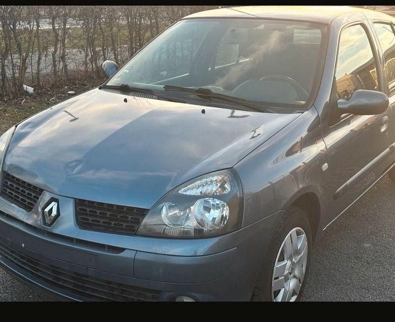 Grau Gebraucht 2004 Renault Clio II Dynamique Limousine | 1.100 € (Guter Preis) - Bild 1/4