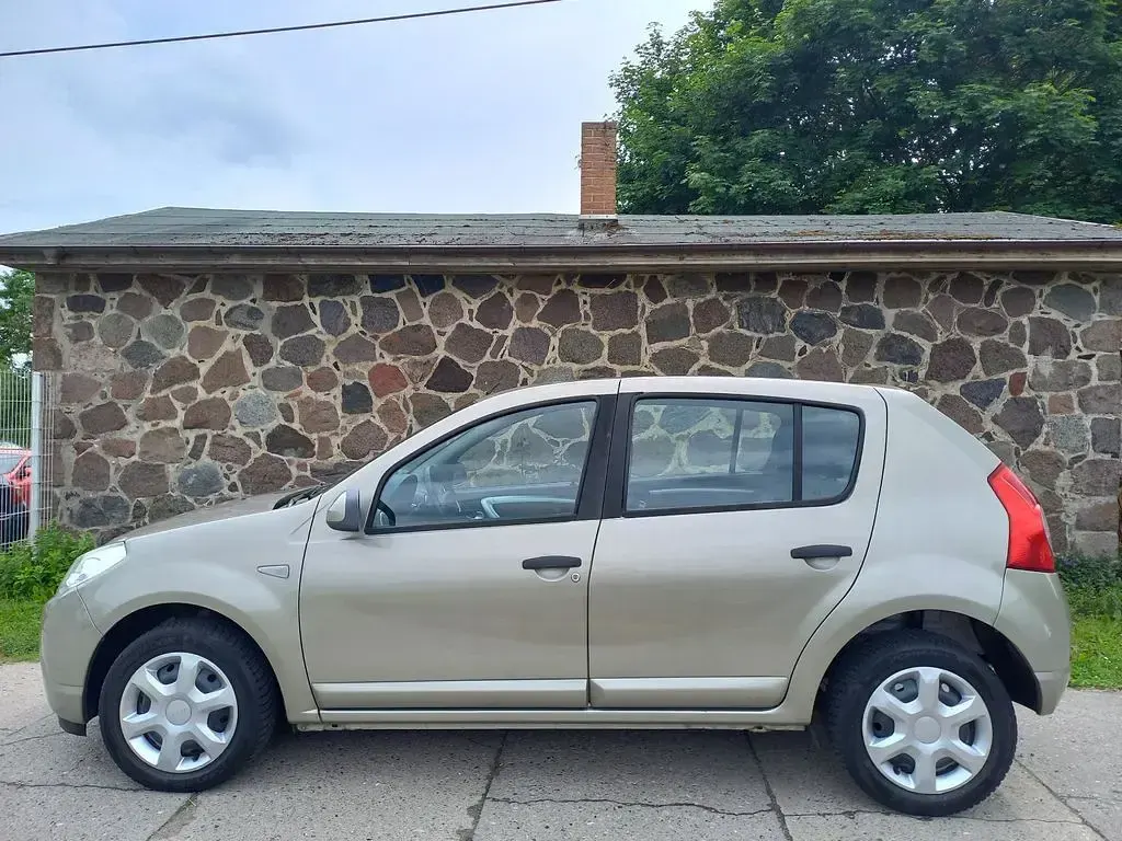 Gebraucht Dacia Sandero Lauréate 75 PS (55 kW) 2012 Grün Limousine