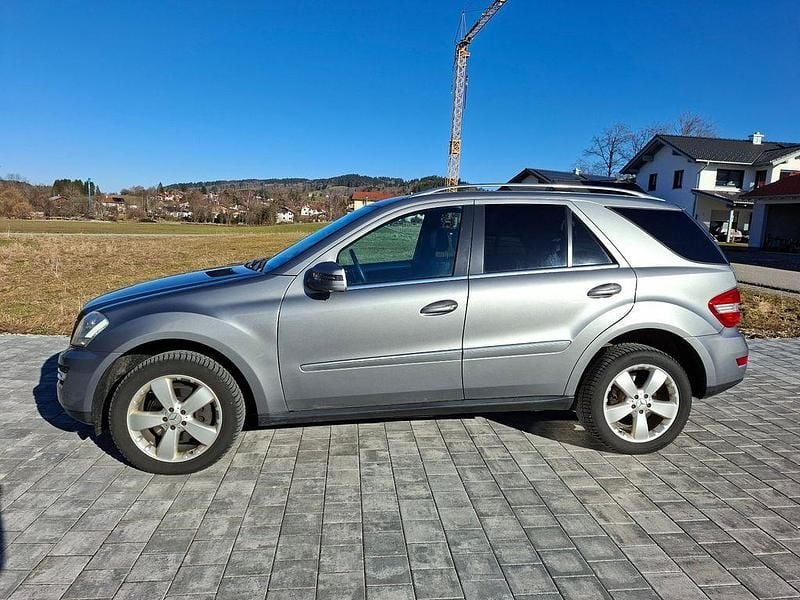 Gebraucht Mercedes ML350 231 PS (169 kW) 2011 Grau SUV