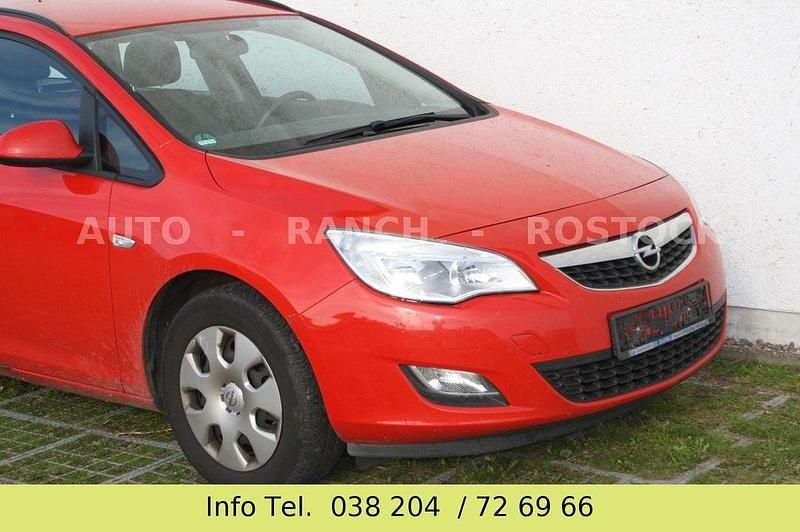 Gebraucht Opel Astra Edition 110 PS (80 kW) 2012 Rot Kombi