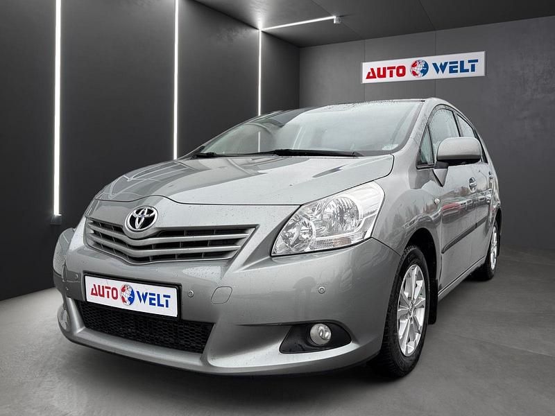 Grau Gebraucht 2011 Toyota Verso Van / Kleinbus | 8.990 € (Fairer Preis) - Bild 1/4