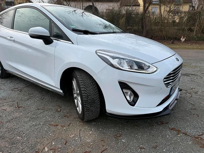 Gebraucht Ford Fiesta 101 PS (74 kW) 2018 Weiß Kleinwagen