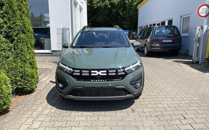 Neu Dacia Sandero Expression 122 PS (89 kW) 2025 Grün Kleinwagen