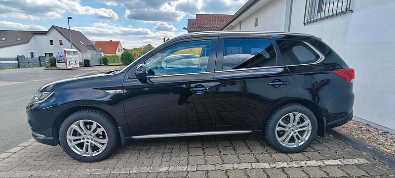 Gebraucht Mitsubishi Outlander P-HEV Top 203 PS (149 kW) 2017 Schwarz SUV