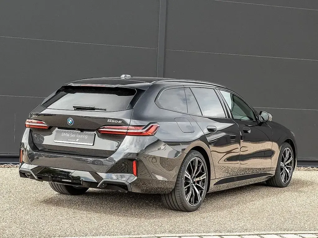 Neu BMW 550e Sport Line 489 PS (359 kW) 2026 Sophistograu brillanteffekt Kombi