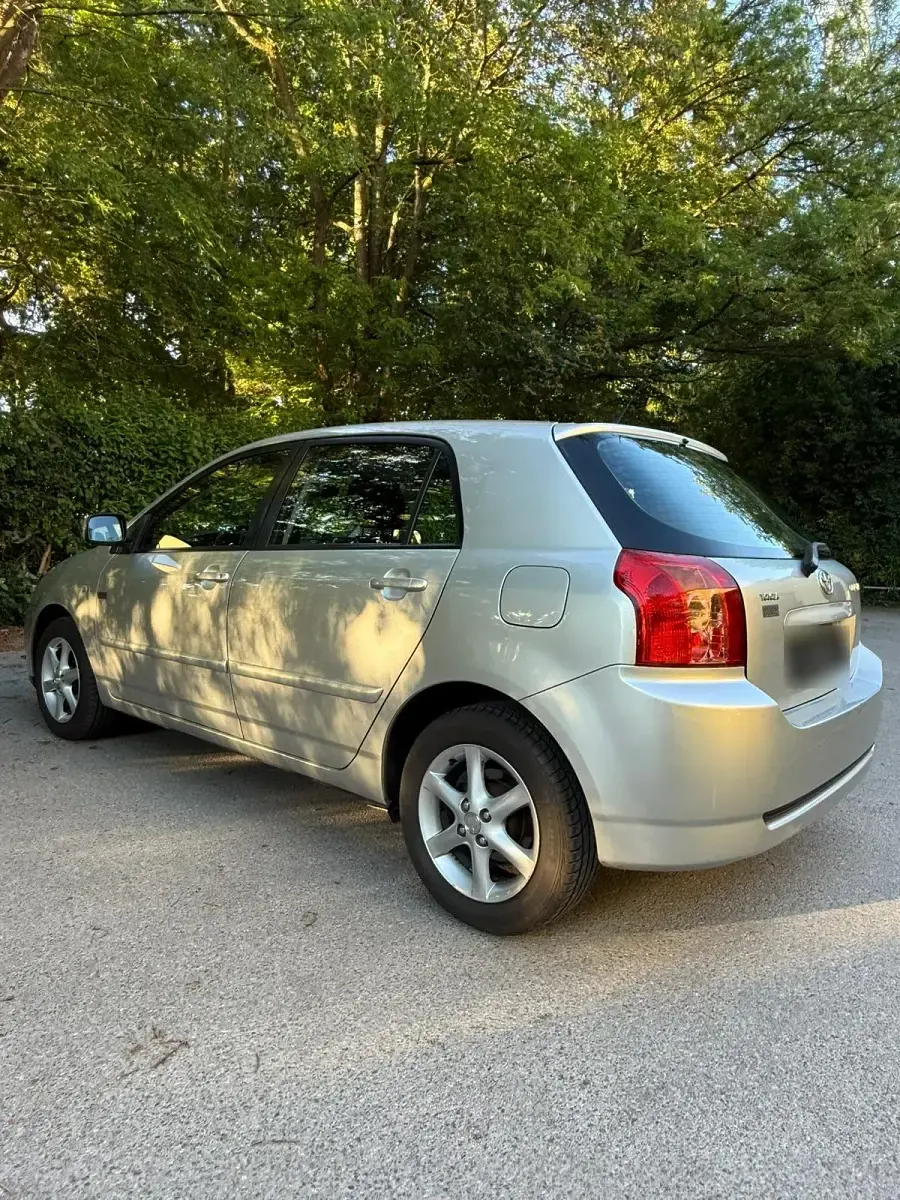 Używany Toyota Corolla 110 KM (80 kW) 2005 Srebrny Sedan/Limuzyna