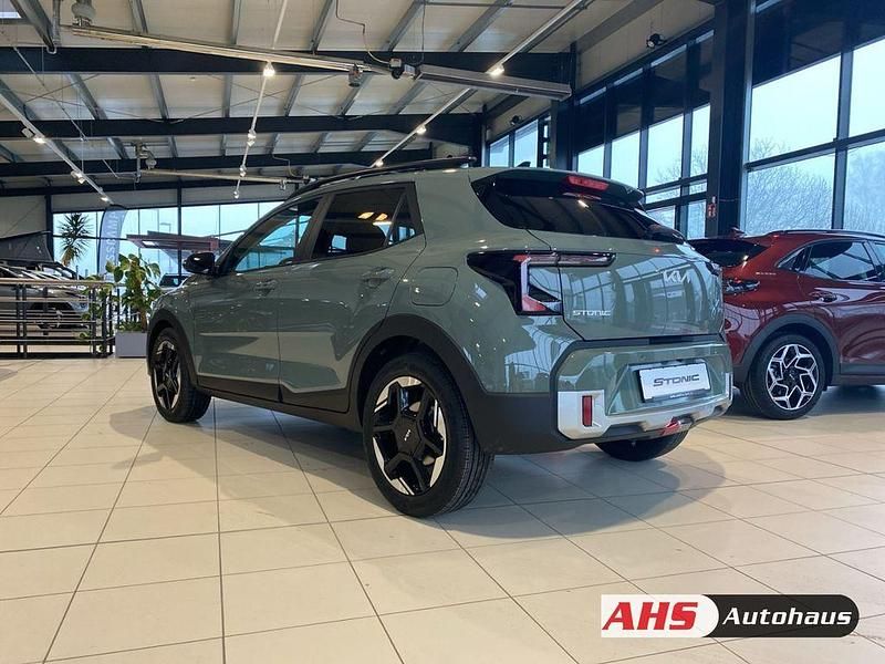 Neu Kia Stonic Spirit 116 PS (85 kW) 2026 Adventure grün metallic SUV