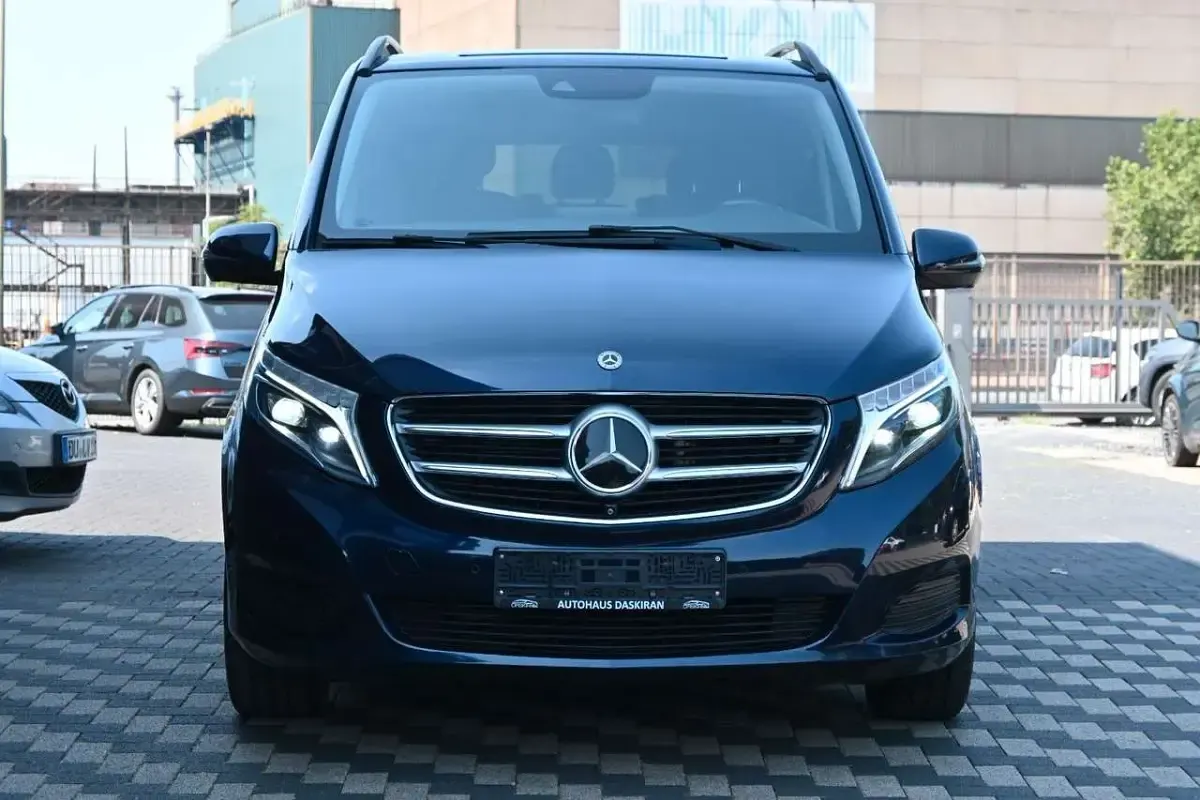 Gebraucht Mercedes V220 Edition 163 PS (119 kW) 2017 Blau Van / Kleinbus