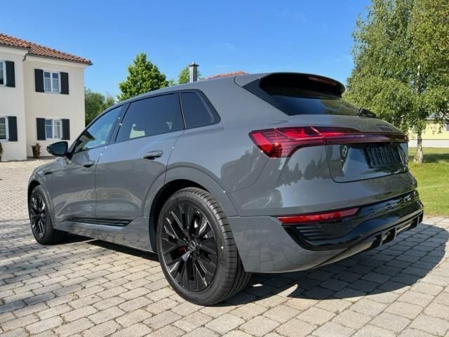 Grau Gebraucht 2023 Audi Q8 e-tron S-Line SUV | 64.990 € (Teuer) - Bild 1/4