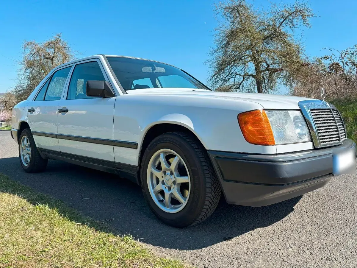 Gebraucht Mercedes E260 160 PS (117 kW) 1987 Weiß Limousine