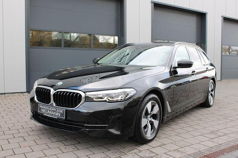 Schwarz Gebraucht 2023 BMW 520 Sport Line Kombi | 30.990 € (Superpreis) - Bild 1/4
