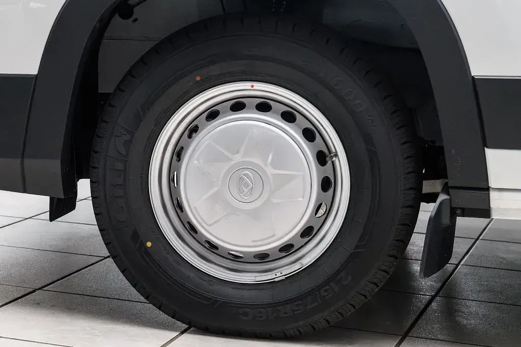 Neu Maxus V90 147 PS (108 kW) 2026 Weiß Van