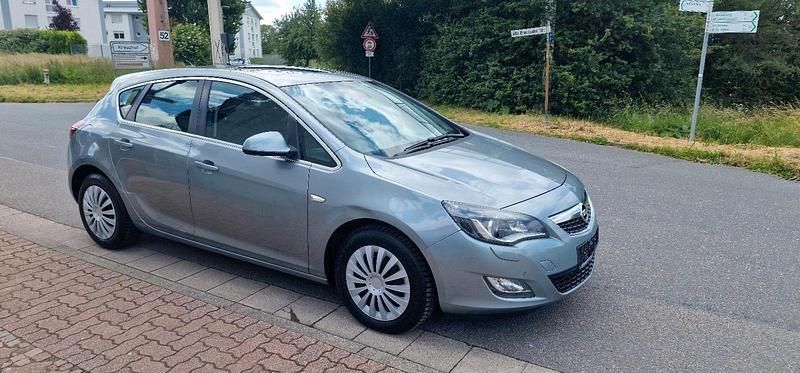 Grau Gebraucht 2011 Opel Astra Limousine | 3.100 € (Guter Preis) - Bild 1/4