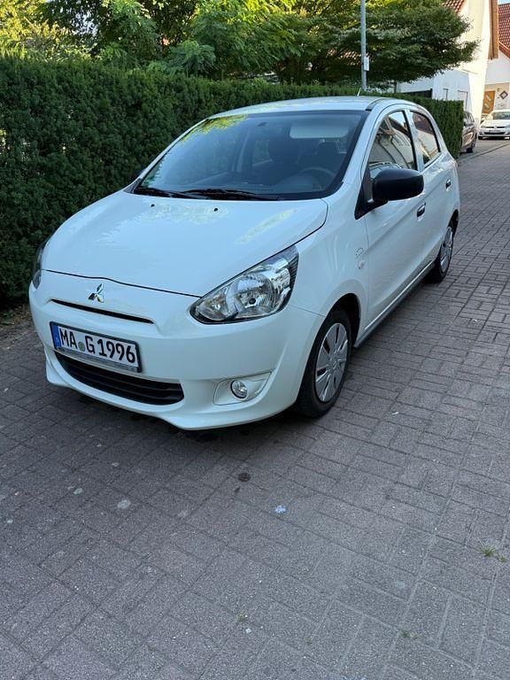 Weiß Gebraucht 2015 Mitsubishi Space Star Limousine | 3.550 € (Fairer Preis) - Bild 1/4