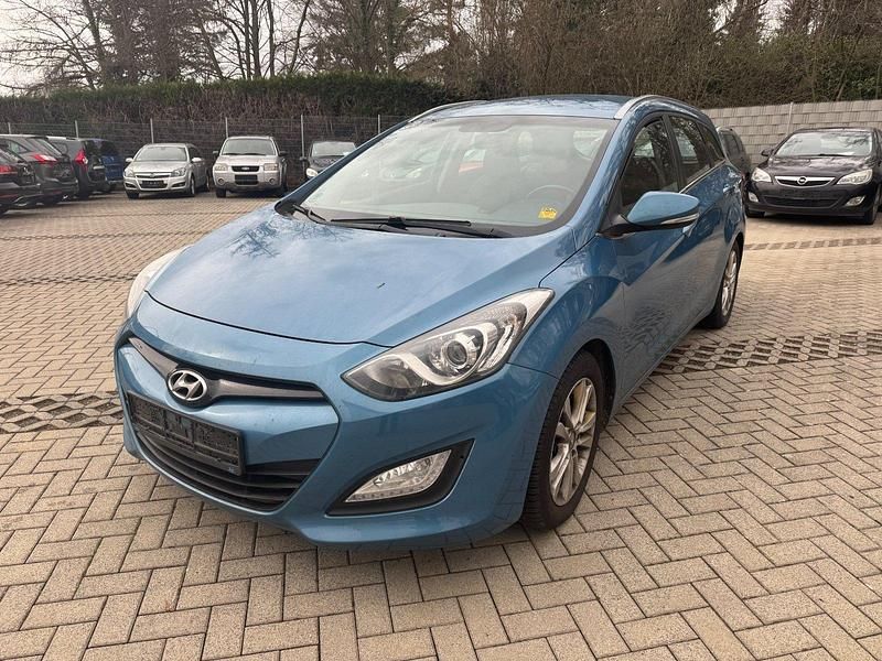 Gebraucht Hyundai i30 Intro Edition 110 PS (80 kW) 2012 Blau Kombi