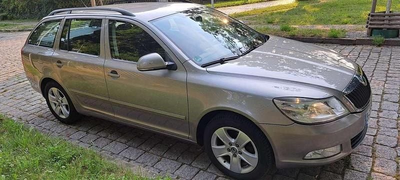 Gebraucht 2012 Skoda Octavia Active Kombi | 3.990 € (Superpreis) - Bild 1/4