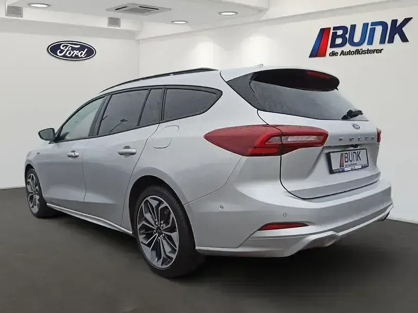 Gebraucht Ford Focus ST-Line X 155 PS (114 kW) 2022 Moodust silver met. Limousine