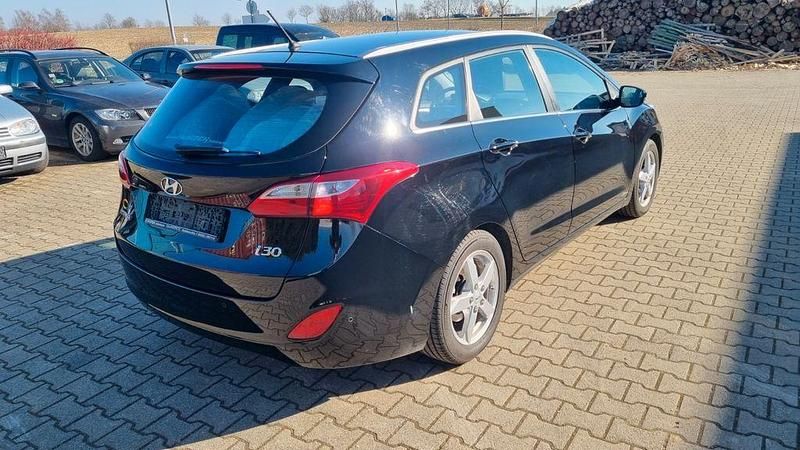 Gebraucht Hyundai i30 Trend 99 PS (72 kW) 2012 Schwarz Kombi