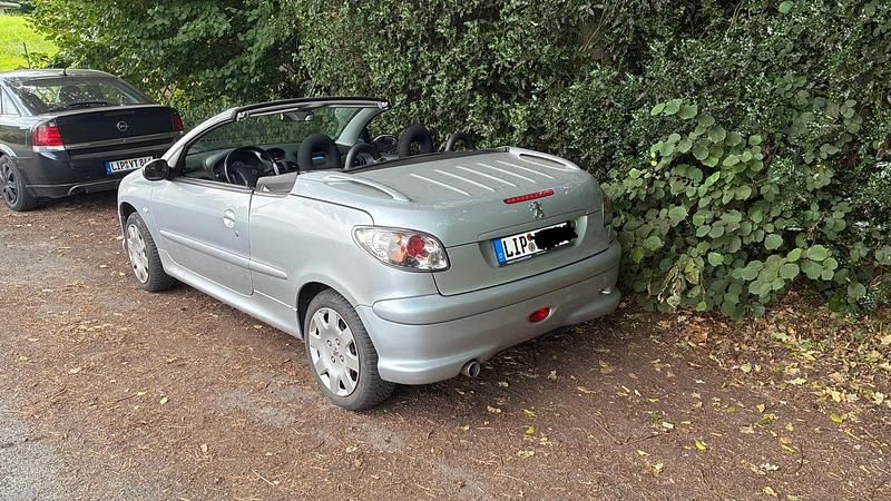 Silber Gebraucht 2004 Peugeot 206 CC Cabrio | 1.800 € (Etwas zu teuer) - Bild 1/4