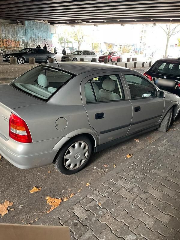 Gebraucht Opel Astra 101 PS (74 kW) 1999 Silber Limousine