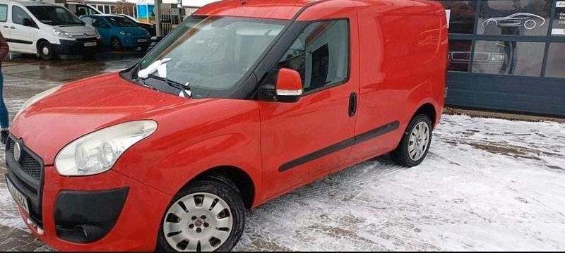 Gebraucht Fiat Doblò Emotion 95 PS (69 kW) 2011 Rot Van / Kleinbus