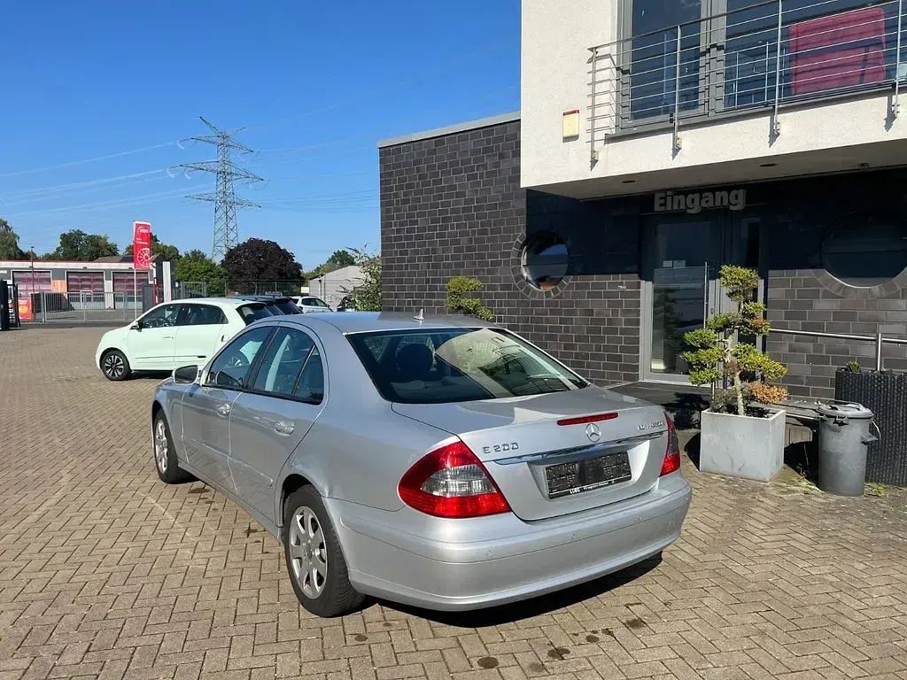 Gebraucht Mercedes E200 184 PS (135 kW) 2008 Silber Limousine