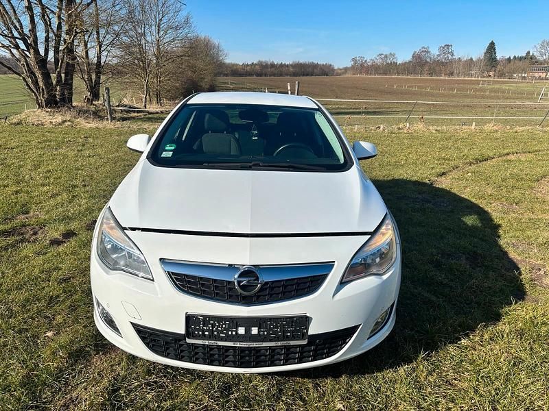 Second-hand Opel Astra 100 CP (73 kW) 2011 Alb Hatchback
