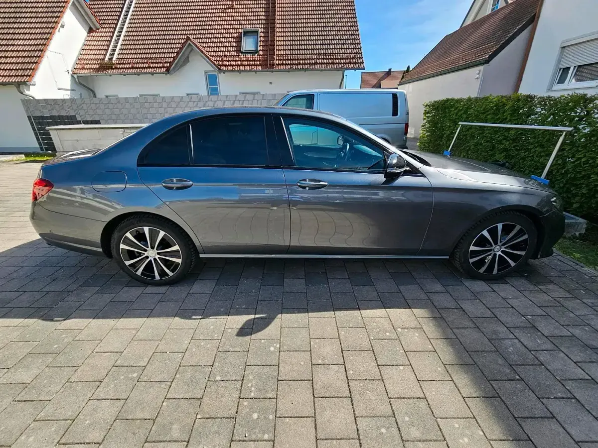 Gebraucht Mercedes E220 Avantgarde 194 PS (142 kW) 2016 Grau Limousine