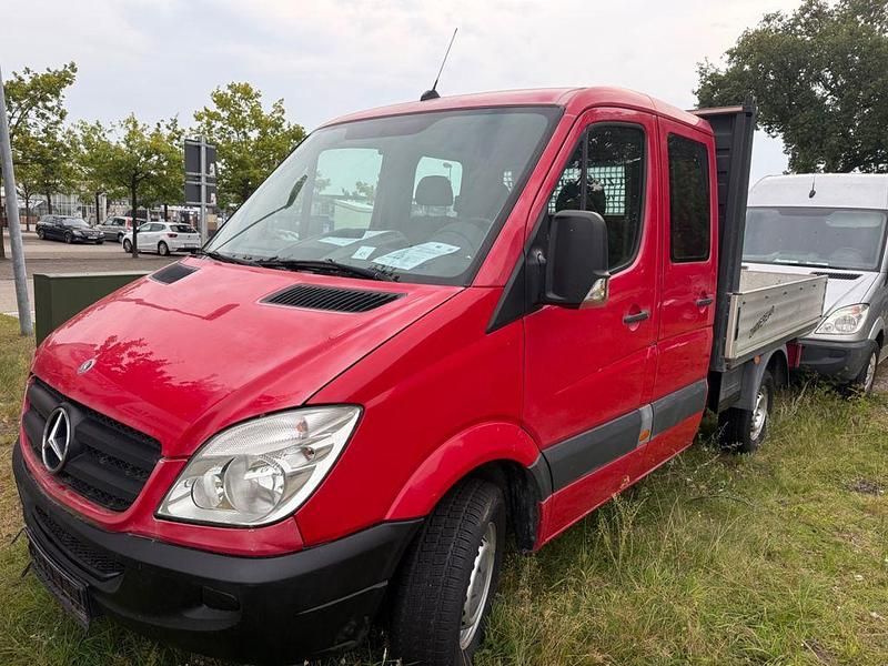 Gebraucht Mercedes Sprinter 129 PS (94 kW) 2011 Hibiskusrot Van
