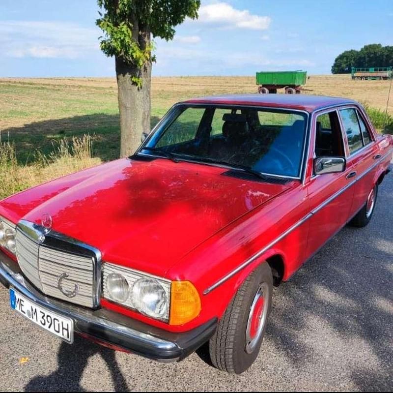 Rot Gebraucht 1979 Mercedes 200 Limousine | 14.850 € - Bild 1/4