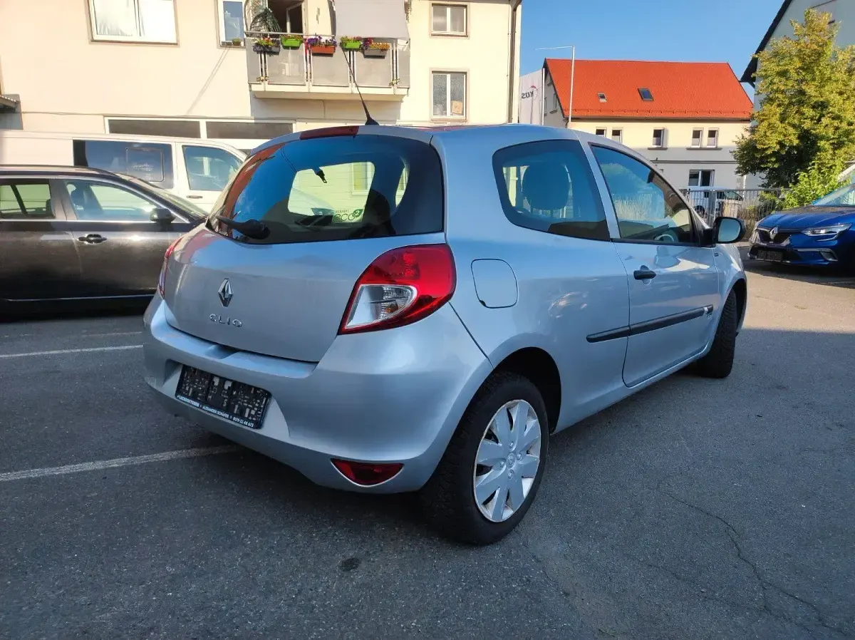 Gebraucht Renault Clio II 75 PS (55 kW) 2011 Silber Limousine